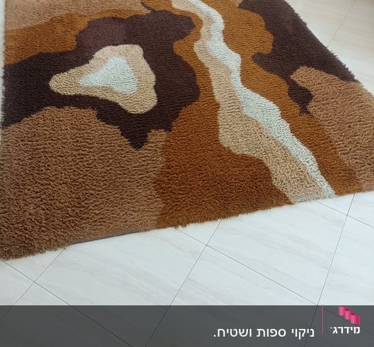 שטיח צבעוני על רצפת אריחים